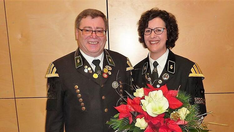 Seit 25 Jahren führt Sandra Lauterbach-Renk charmant und kompetent durch das Programm des Stockheimer Weihnachtskonzerts. Dafür gab es für die Musikerin einen Riesenbeifall. Vorsitzender Thomas Neubauer überreichte als Dank Blumen.Gerd Fleischmann