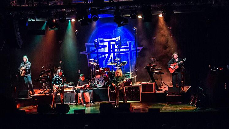 Stehende Ovationen gab es am Ende für das Coburg-Gastspiel von Barclay James Harvest featuring Les Holroyd.Foto: Jochen Berger