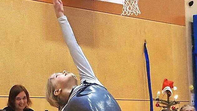 Eine akrobatische Boden&uuml;bung zeigte die zehnj&auml;hrige Magdalena M&uuml;ller aus Pressig. Foto: K.-H. Hofmann