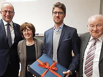 Hans-Peter Lechner und Christa Matschl freuten sich über den Vortrag von Martin Beckstein, dessen Vater Günther (v. l.) ihn zum ersten Mal bei einem öffentlichen Auftritt erlebte. Foto: Leo Hildel