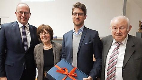 Hans-Peter Lechner und Christa Matschl freuten sich über den Vortrag von Martin Beckstein, dessen Vater Günther (v. l.) ihn zum ersten Mal bei einem öffentlichen Auftritt erlebte. Foto: Leo Hildel