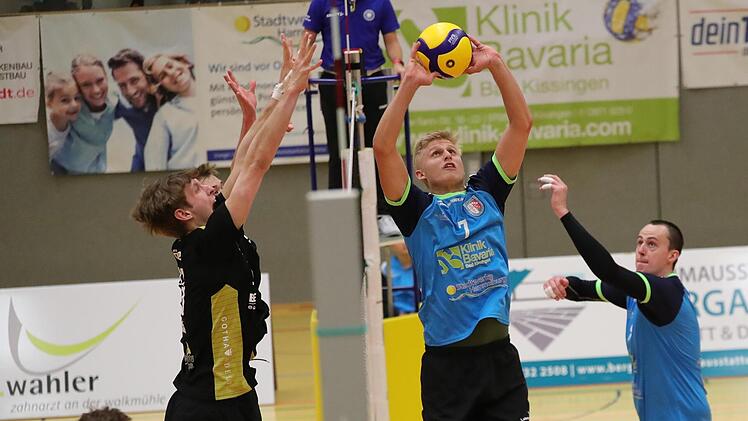 Unser Bild aus dem Hinspiel gegen Gotha zeigt Hammelburgs Zuspieler Hannes Krochmann und Nils Rehmeier (rechts). Beide m&uuml;ssen auf das R&uuml;ckspiel l&auml;nger als gedacht warten. Foto: Jens Feistel
