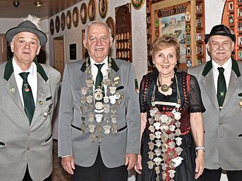 Anl&auml;sslich des K&ouml;nigsessens wurde bei der Sch&uuml;tzengesellschaft von Michelau der &bdquo;Sch&uuml;tzenkaiser&ldquo; ausgeschossen. Lorenz Stettner (2. v. l.) gelang der Siegtreffer. Mit ihm freuen sich Obersch&uuml;tzenmeister Hans-J&uuml;rgen Schug, die amtierende Sch&uuml;tzenk&ouml;...