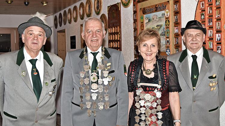 Anl&auml;sslich des K&ouml;nigsessens wurde bei der Sch&uuml;tzengesellschaft von Michelau der &bdquo;Sch&uuml;tzenkaiser&ldquo; ausgeschossen. Lorenz Stettner (2. v. l.) gelang der Siegtreffer. Mit ihm freuen sich Obersch&uuml;tzenmeister Hans-J&uuml;rgen Schug, die amtierende Sch&uuml;tzenk&ouml;...