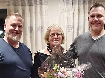 Der 1. Vorsitzende Sebastian Schmitt und 2. Vorsitzender Marcel Jörg überreichten Hanni Haselhoff ein Geschenk mit Blumenstrauß und tauschten Erinnerungen von 42 Jahren bei einem gemeinsamen Abendessen aus.