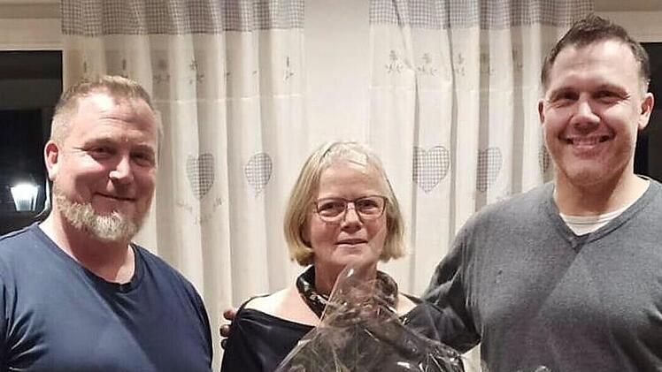 Der 1. Vorsitzende Sebastian Schmitt und 2. Vorsitzender Marcel Jörg überreichten Hanni Haselhoff ein Geschenk mit Blumenstrauß und tauschten Erinnerungen von 42 Jahren bei einem gemeinsamen Abendessen aus.