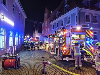 Neustadt/Aisch: Mehrere Menschen in brennendem Haus eingesperrt: Feuerwehr rettet sie über Drehleiter Neustadt/Aisch: Mehrere Menschen in brennendem Haus eingesperrt: Feuerwehr rettet sie über Drehleiter