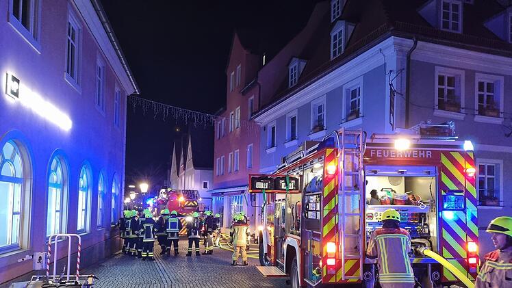 Neustadt/Aisch: Mehrere Menschen in brennendem Haus eingesperrt: Feuerwehr rettet sie über Drehleiter