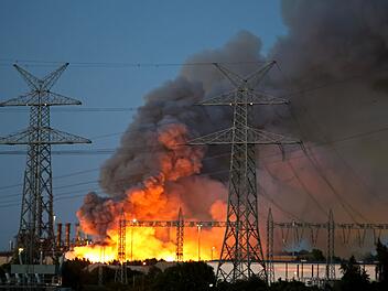 Gro&szlig;er Schrottberg bei Salzgitter AG in Flammen