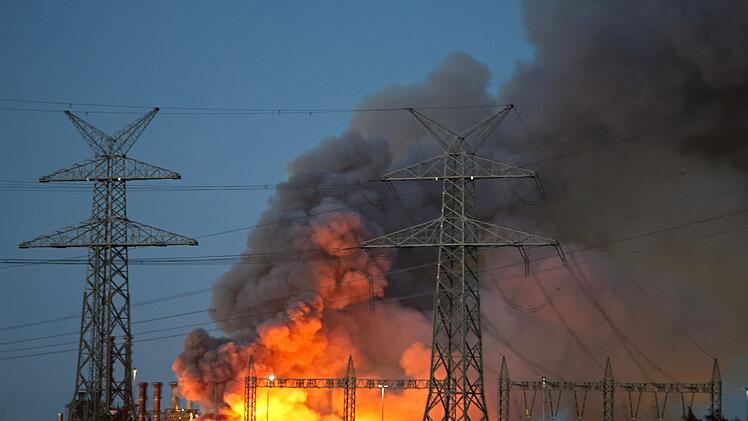 Gro&szlig;er Schrottberg bei Salzgitter AG in Flammen