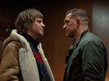 Hat Harry (Tom Hardy, rechts) in Frankie (Johnny Flynn) seinen Endgegner gefunden? Frankie ist in Staffel zwei eine neue Figur in "MobLand" und soll Kat McAllister bei ihren Gesch&auml;ften helfen.