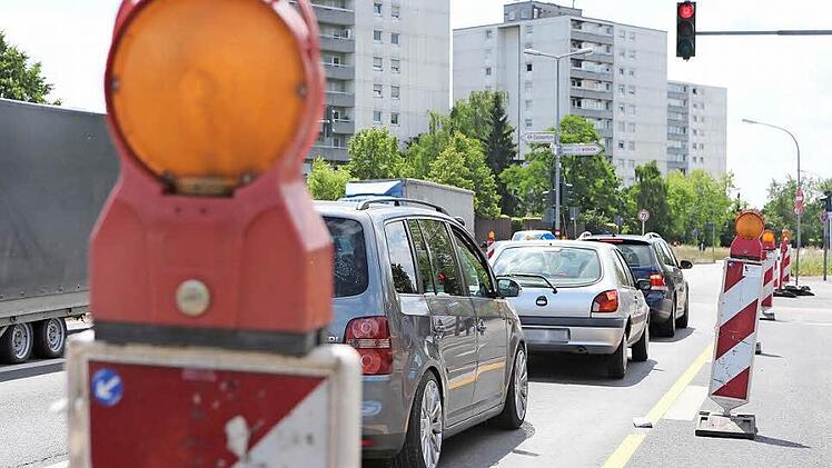 Der Berliner Ring bleibt an der Kreuzung Moosstraße in beide Richtungen einspurig. Dort müssen sich Autofahrer bis Mitte August auf Verkehrsbehinderungen einstellen. Foto: Matthias Hoch/Archiv