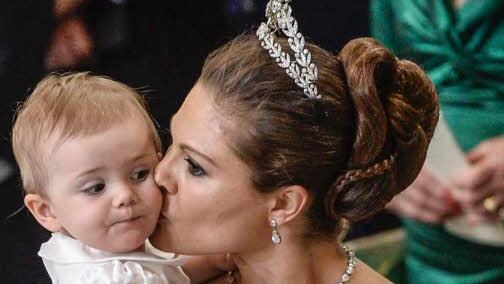 Victoria mit Tochter Estelle 2013 bei der Hochzeit ihrer Schwester.