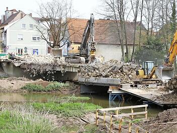 Die Höchstadter Aischbrücke ist jetzt auch für Baufahrzeuge nicht mehr passierbar. Das Mittelteil wurde zertrümmert. Foto: Andreas Dorsch