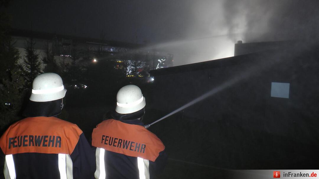 Lagerhallerhallenbrand hielt Feuerwehr in Atem - Großbrand fordert hohen Sachschaden