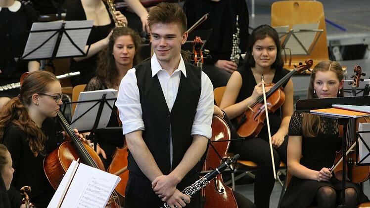 Impressionen vom Gastspiel des Jugend-Symphonieorchester Oberfranken in Frohnlach: Jonathan Weimer begeisterte als Solist.Foto: Jochen Berger