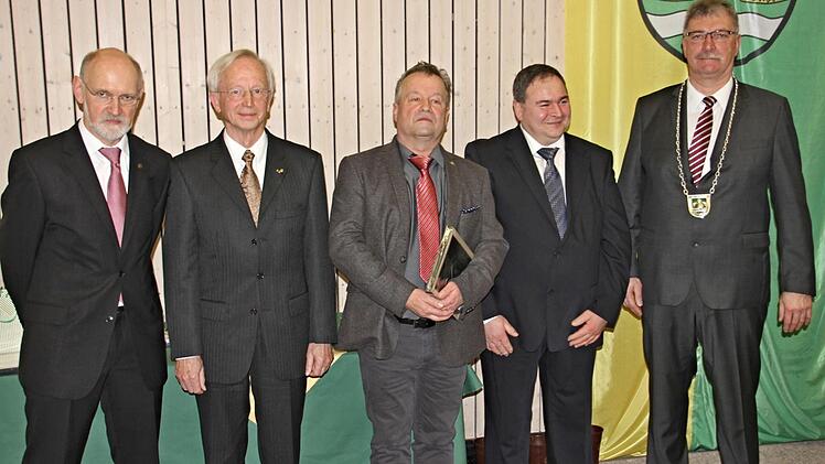 Mit Hansfried Nickel und Christoph Zeuner (2. und 3. von links), wurden von Bürgermeister Helmut Dietz (rechts), 3. Bürgermeister Dieter Reisenweber (2. von rechts) und 2. Bürgermeister Siegfried Kirchner (links) zwei Persönlichkeiten geehrt, die sich für die Gemeinde verdient machten. Nickel und Zeuner durften sich im Goldenen Buch der Gemeinde eintragen. Helmut Will