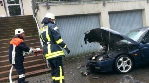 Echter Ernstfall im vergangenen Jahr: In Oberwildflecken mussten die Wehrleute ein brennendes Fahrzeug löschen. Die Wildfleckener Kameraden kamen zur Unterstützung, mussten aber nicht mehr eingreifen. Foto: Feuerwehr Wildflecken
