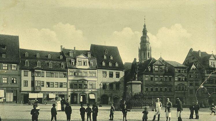 Der Marktplatz mit der Hofapotheke im Hintergrund im Jahr 1899.Repro: Gernot Priesner