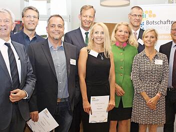 Die neuen Botschafterinnen und Botschafter (v.l.n.r.): Landrat Johann Kalb, Dr. Joachim Stempfle, Klaus Schmitt, Alexander Kachelmann von Colberg, Marika Schmitt, Fiona Freifrau Loeffelholz von Colberg, Michael Reinig, Andrea von Wartenberg, Oberbürgermeister Andreas Starke Foto: Stadt Bamberg