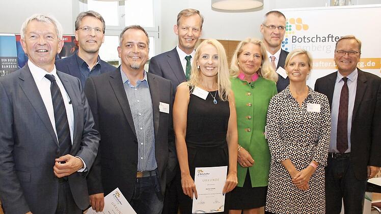 Die neuen Botschafterinnen und Botschafter (v.l.n.r.): Landrat Johann Kalb, Dr. Joachim Stempfle, Klaus Schmitt, Alexander Kachelmann von Colberg, Marika Schmitt, Fiona Freifrau Loeffelholz von Colberg, Michael Reinig, Andrea von Wartenberg, Oberbürgermeister Andreas Starke Foto: Stadt Bamberg