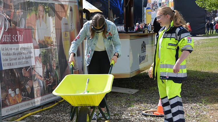Die Schubkarre zu manövrieren und einzuparken wird mit der "Rauschbrille" zu einer kniffligen Aufgabe.Dagmar Besand