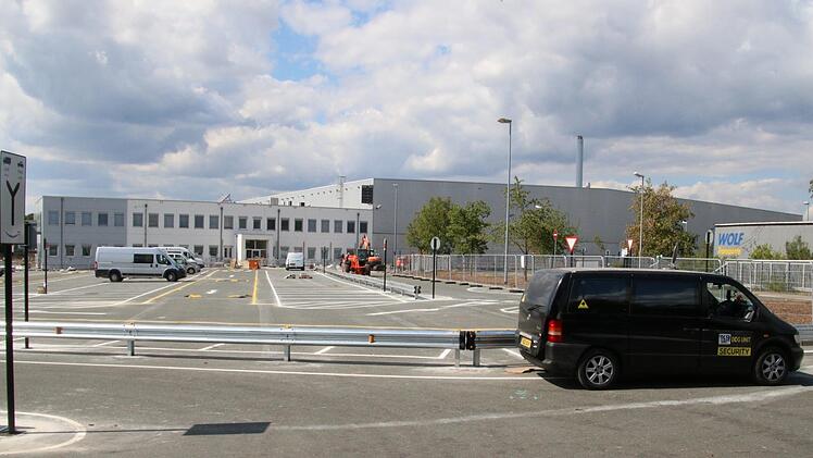 Näher kommt die Öffentlichkeit derzeit nicht an das künftige Sortierzentrum von Amazon heran. Versperrt durch Bauzaun und bewacht von Sicherheitspersonal lässt sich nur erahnen, was in Eggolsheim gerade passiert. Das Unternehmen sagt, am Erscheinungsbild des Gebäudes wird sich wenig ändern, im Inneren dafür umso mehr. Foto: Josef Hofbauer