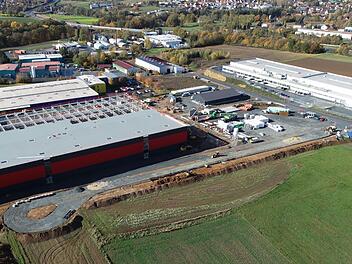 Im Thurnauer Industriegebiet haben sich in den vergangenen Jahren viele große Firmen angesiedelt. Im Vordergrund ist links  der Neubau der Spedition Emons zu sehen, rechts das  neue Produktionsgebäude der Kulmbacher   Firma Konrad Friedrichs German Carbide. Foto: Markt Thurnau