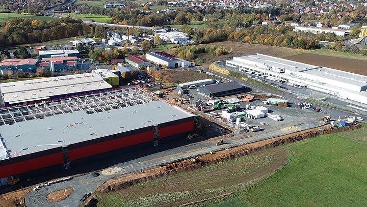 Im Thurnauer Industriegebiet haben sich in den vergangenen Jahren viele große Firmen angesiedelt. Im Vordergrund ist links  der Neubau der Spedition Emons zu sehen, rechts das  neue Produktionsgebäude der Kulmbacher   Firma Konrad Friedrichs German Carbide. Foto: Markt Thurnau