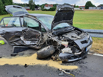 Bad Br&uuml;ckenau: Lkw erfasst Auto