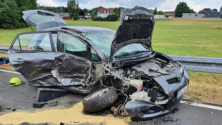 Bad Br&uuml;ckenau: Lkw erfasst Auto