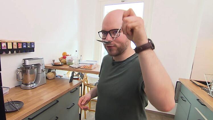 Vorbild Uri Geller? Patrick hat sich einen speziellen L&ouml;ffel zurechtgebogen.