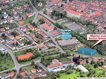 Für den Hallenbad-Neubau wieder ins Blickfeld gerückt: die Wiese an der Coburger Straße.Luftaufnahme: Ronald Rinklef/Fotomontage: Dietmar Rothe