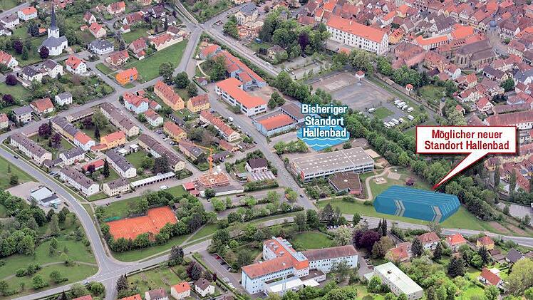 Für den Hallenbad-Neubau wieder ins Blickfeld gerückt: die Wiese an der Coburger Straße.Luftaufnahme: Ronald Rinklef/Fotomontage: Dietmar Rothe