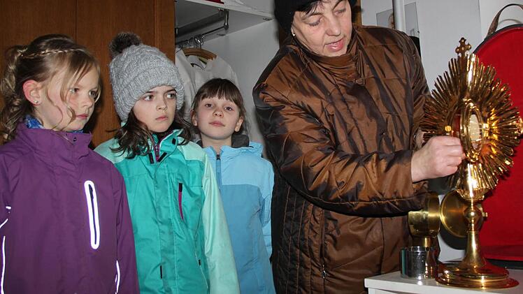 Müller versucht es. Erst beim zweiten Mal hält die Hostie.