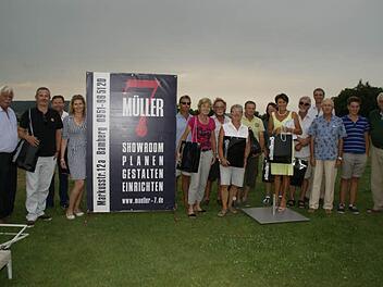 Alle Preisträger des Müller7/allmilmö-Cups mit den Sponsoren und Clubpräsident Peter Keidel (links). Der Jugendpreis ging an Philipp Gattenlöhner (Zweiter von rechts).