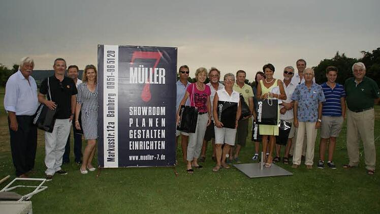 Alle Preisträger des Müller7/allmilmö-Cups mit den Sponsoren und Clubpräsident Peter Keidel (links). Der Jugendpreis ging an Philipp Gattenlöhner (Zweiter von rechts).