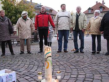 Wie beim ersten Donnerstagsgebet vor vier Jahren sangen auch beim 203. zum Schluss alle Hand in Hand das Protestlied der US-Bürgerbewegung in den 1960er Jahren "We shall overcome - Wir werden es überwinden". Fotos: Angelika Silberbach