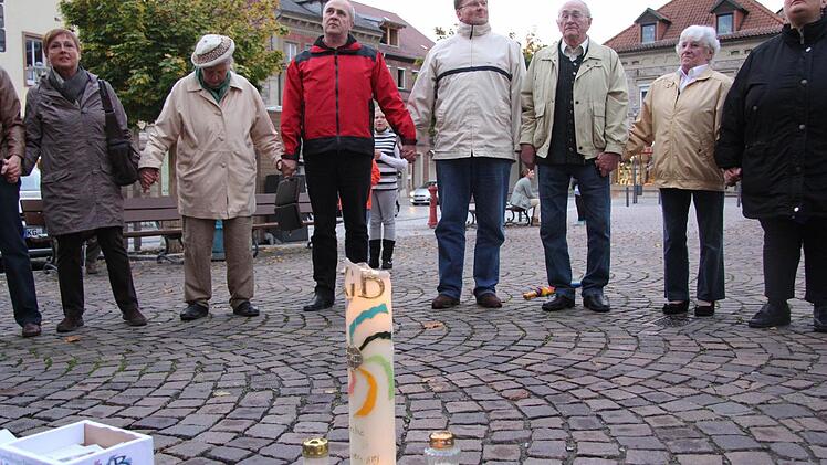 Wie beim ersten Donnerstagsgebet vor vier Jahren sangen auch beim 203. zum Schluss alle Hand in Hand das Protestlied der US-Bürgerbewegung in den 1960er Jahren "We shall overcome - Wir werden es überwinden". Fotos: Angelika Silberbach