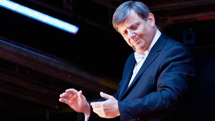 Stilsicherer Routinier am Dirigentenpult: Christian Simonis. Foto: Jochen Berger