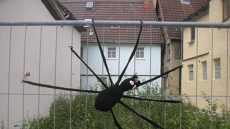 Auch diese Spinne ist mit Wolle eingekleidet worden. Foto: Fießer