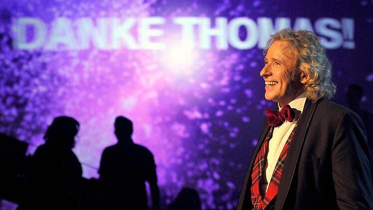 Bei seinem letzten Auftritt im ZDF-Klassiker "Wetten, dass..?" am 3. Dezember 2011 in Friedrichshafen zeigt Thomas Gottschalk Gefühle und Größe. Er verabschiedet sich von Europas größter Fernsehunterhaltungssendung und bringt seine Fans zum Weinen. "Es war eine tolle Zeit", ruft Gottschalk ins Publikum, "ich habe es für Sie gemacht, und ich habe es gern gemacht." Foto: Jörg Koch / dpa