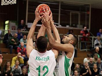 Auf Leon Kratzer und Johannes Thiemann (r.) war unter den Körben zwar wieder einmal Verlass, dennoch kassierten die Baunacher in Köln eine Niederlage. Foto: sportpress