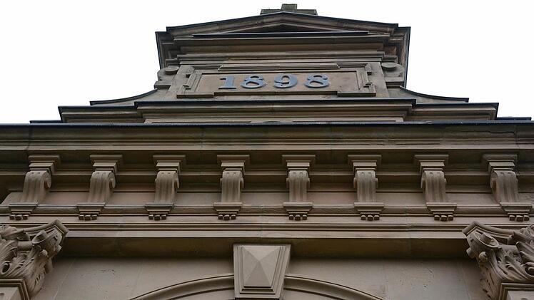 Das Friedhofsgebäude wurde im Jahr 1898 erbaut.
