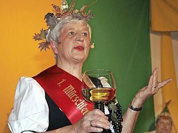 Rosina Eckert hatte sich selbst zur 1. Mürschter Weinkönigin ausgerufen, als vor vier Wochen bekannt wurde, dass die Stadt einen Weinberg bekommt.  Fotos: Dieter Britz