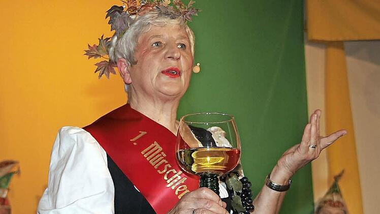 Rosina Eckert hatte sich selbst zur 1. Mürschter Weinkönigin ausgerufen, als vor vier Wochen bekannt wurde, dass die Stadt einen Weinberg bekommt.  Fotos: Dieter Britz