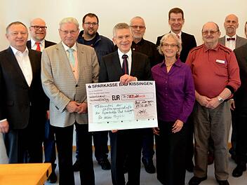 Die symbolische Scheckübergabe der Stiftergemeinschaft der Sparkasse Bad Kissingen an gemeinnützige Einrichtungen und Vereine lässt jedes Jahr Stifter, Stiftergemeinschaft und Empfänger zusammenkommen. Foto: Peter Rauch