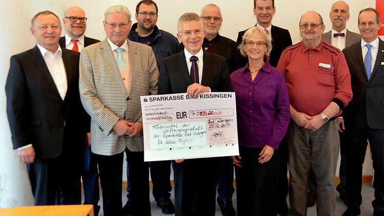 Die symbolische Scheckübergabe der Stiftergemeinschaft der Sparkasse Bad Kissingen an gemeinnützige Einrichtungen und Vereine lässt jedes Jahr Stifter, Stiftergemeinschaft und Empfänger zusammenkommen. Foto: Peter Rauch