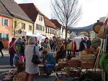 Besser hätte es nicht sein können. Zum Markt in Euerdorf lockte die Sonne und die angenehmen Temperaturen viele Besucher in den Ort. Zur Freude der Veranstalter und Händler. Doris Bauer