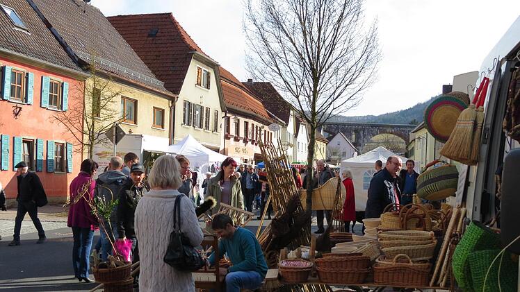 Besser hätte es nicht sein können. Zum Markt in Euerdorf lockte die Sonne und die angenehmen Temperaturen viele Besucher in den Ort. Zur Freude der Veranstalter und Händler. Doris Bauer